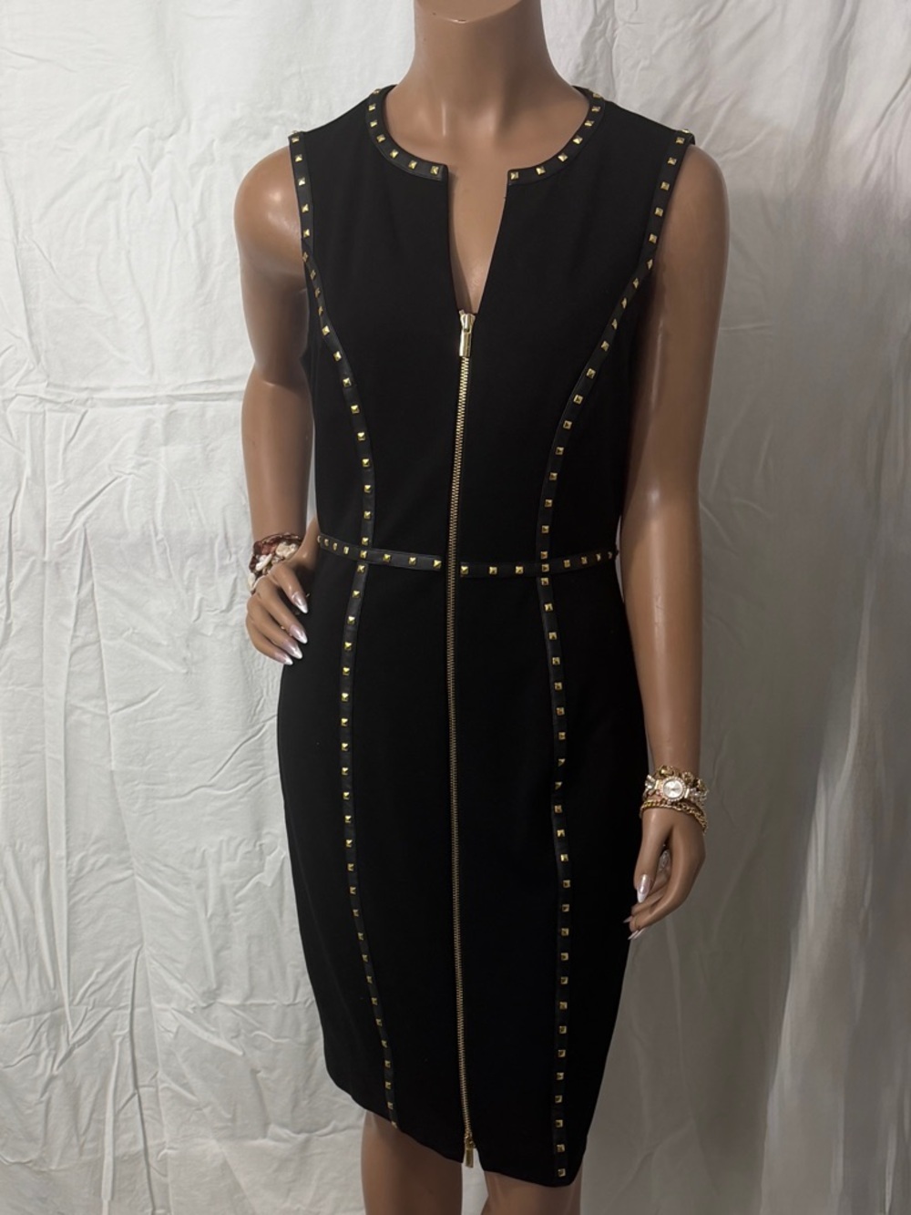 Classic Black Sleeveless Zip-Front Dress with Gold Stud Trim and Leather☑️
